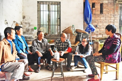 村社访民情 服务送到家